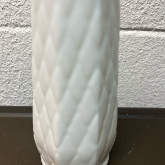 Elegant White Textured Vase - Picture 2 of 4